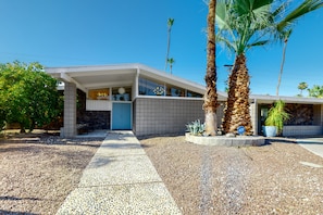 Exterior - Vibrant home with private pool with spa, firepit, and private gas grill (Palm Springs)