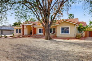 Exterior - Your Perfect Family Escape in Sunny Peoria – Private Pool and Relaxation Awaits (Peoria)