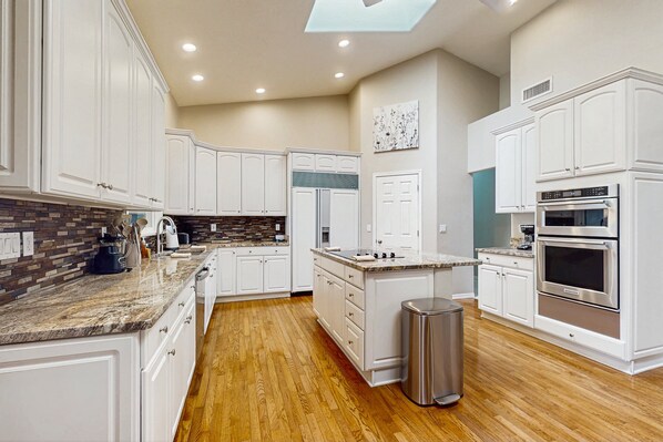 Fridge, microwave, oven, stovetop - Your Perfect Family Escape in Sunny Peoria – Private Pool and Relaxation Awaits (Peoria)