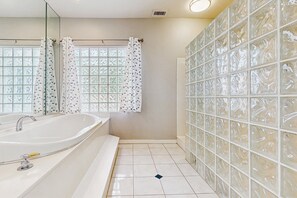 Shower, hair dryer, towels - Your Perfect Family Escape in Sunny Peoria – Private Pool and Relaxation Awaits (Peoria)