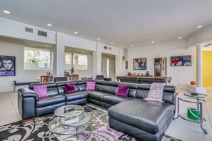Interior - Pleasant & modern dog-friendly home w/ private pool spa & heated outdoor pool (Palm Springs)