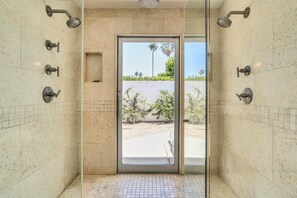Interior - Pleasant & modern dog-friendly home w/ private pool spa & heated outdoor pool (Palm Springs)