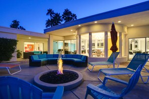 Terrace/patio - Pleasant & modern dog-friendly home w/ private pool spa & heated outdoor pool (Palm Springs)