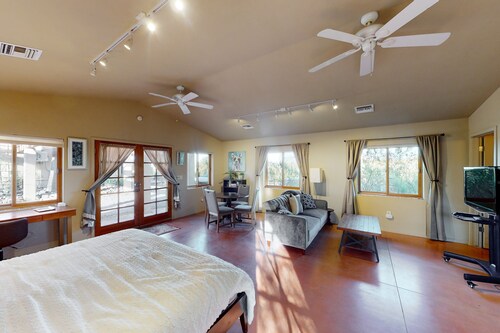Sunny guest house with private washer/dryer & central AC - dog-friendly