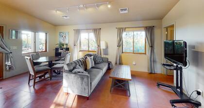 Sunny guest house with private washer/dryer & central AC - dog-friendly