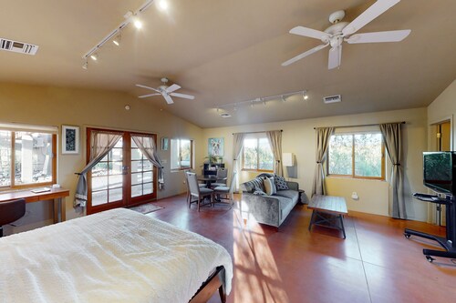 Sunny guest house with private washer/dryer & central AC - dog-friendly