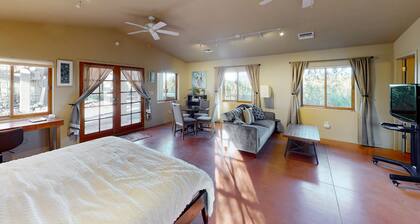 Sunny guest house with private washer/dryer & central AC - dog-friendly