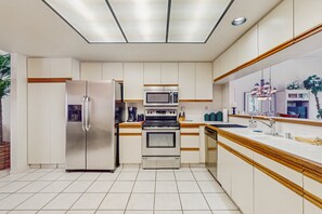 Fridge, microwave, oven, stovetop - Inviting PGA West Condo w/3 Golf Courses + Sparkling Pool & Hot Tub (La Quinta)
