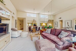 Smart TV, DVD player, stereo - Inviting PGA West Condo w/3 Golf Courses + Sparkling Pool & Hot Tub (La Quinta)
