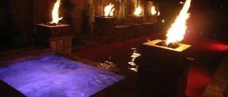 Un espace extérieur agréé d’une piscine chauffée et de trois foyers.