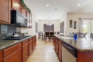 Fridge, microwave, oven, stovetop - Desert Bliss: Your Poolside Paradise with Mountain Views, AC, and Wifi. (Cathedral City)