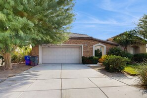 Property grounds - Desert Bliss: Your Poolside Paradise with Mountain Views, AC, and Wifi. (Cathedral City)