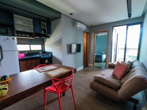 Apartamento conforto, varanda coberta, vista para a cidade