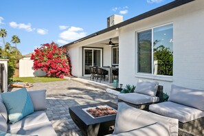 Outdoor dining - Dog-friendly home with private pool, central AC & W/D - snowbird-friendly (Phoenix)