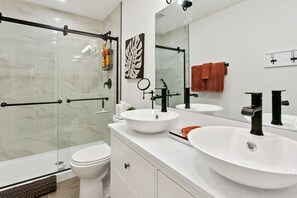 Shower, hair dryer, towels - Dog-friendly home with private pool, central AC & W/D - snowbird-friendly (Phoenix)