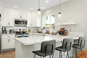 Fridge, microwave, oven, stovetop - Dog-friendly home with private pool, central AC & W/D - snowbird-friendly (Phoenix)