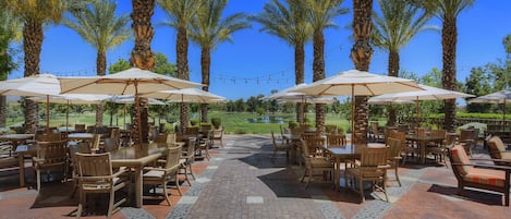 屋外ダイニングエリア