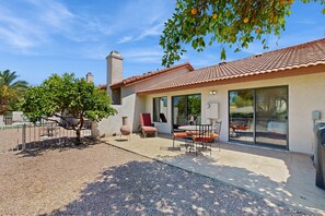 Outdoor dining - Classic and comfortable condo with pool, hot tub, & tennis (Tucson)