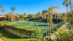 A tennis court surrounded by palm trees and buildings. - Dog friendly condo w/two patios & shared pool/tennis - walk downtown (Palm Springs)