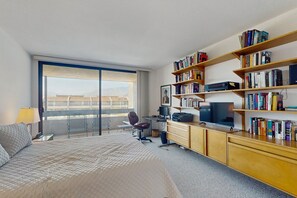 2 bedrooms, desk, iron/ironing board, free WiFi - Dog friendly condo w/two patios & shared pool/tennis - walk downtown (Palm Springs)