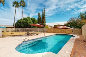 A heated pool - Welcoming home with private outdoor pool, pool table, patio, grill & central AC (Phoenix)