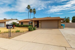 Exterior - Welcoming home with private outdoor pool, pool table, patio, grill & central AC (Phoenix)