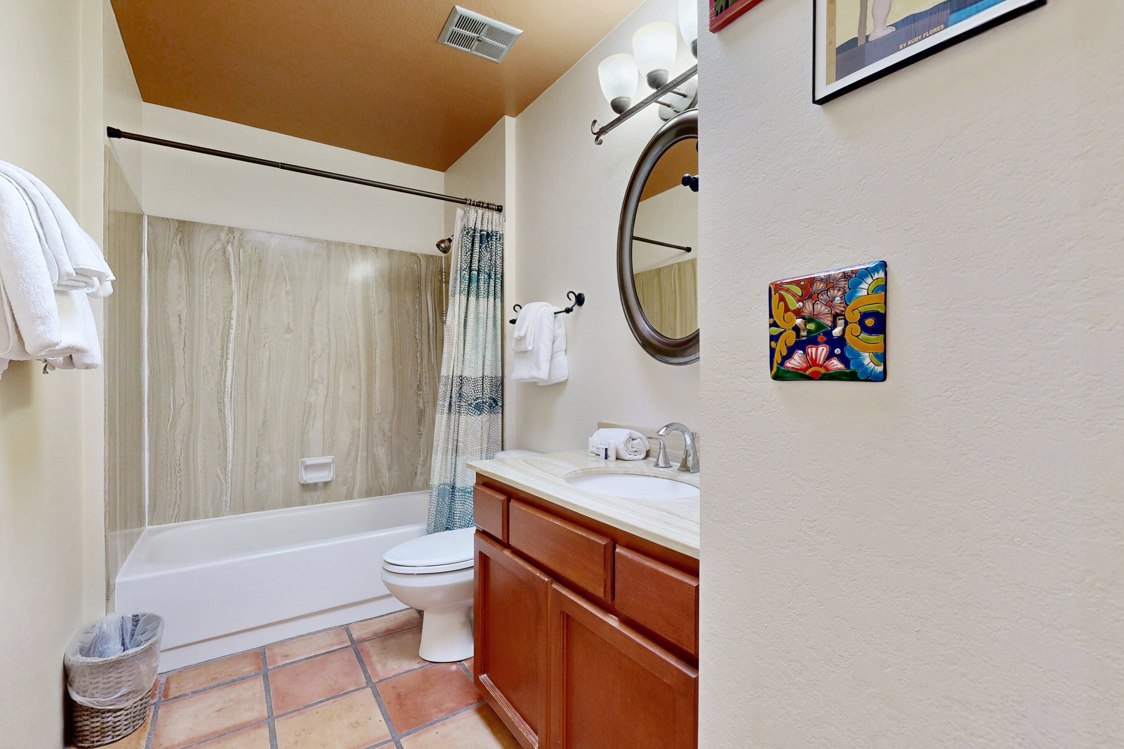 Une salle de bain avec une baignoire, des toilettes et un lavabo.