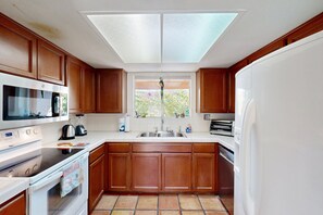Fridge, microwave, oven, stovetop - Corner condo in Tucson foothills w/ a community pool & two private patios (Tucson)