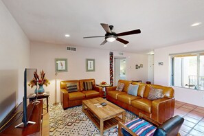 Smart TV, DVD player - Corner condo in Tucson foothills w/ a community pool & two private patios (Tucson)