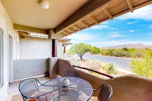 Outdoor dining - Spacious, dog-friendly condo with pool & hot tub (Oro Valley)