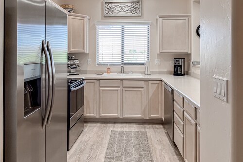 Spacious, dog-friendly condo with pool & hot tub