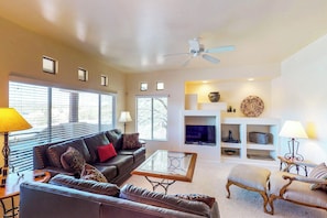 Smart TV, books - Spacious, dog-friendly condo with pool & hot tub (Oro Valley)