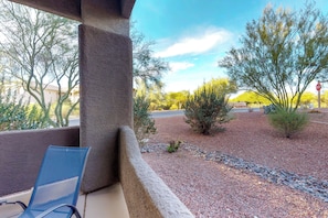 Property grounds - Comfortable, updated condo with pool & hot tub (Oro Valley)