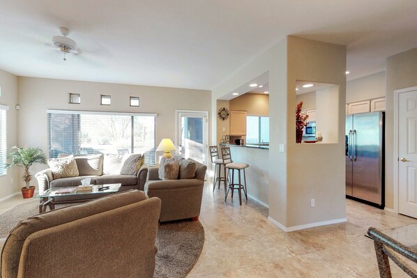 Smart TV, ping pong, books - Comfortable, updated condo with pool & hot tub (Oro Valley)