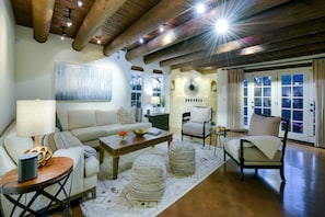 Smart TV, books - Catalina Foothills oasis on 2.1 acres with private pool & putting green (Tucson)