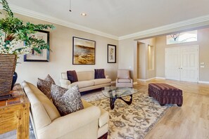 Smart TV - Stunning Versailles Home w/Pvt. Pool & Spa-Large Yard, Furnished Patio & Firepit (Rancho Mirage)
