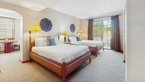 Une chambre d’hôtel avec deux lits, un bureau et une fenêtre avec des stores.