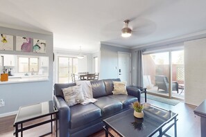 Smart TV, books - Golf-course-front condo near Old Town with two patios, WiFi, pool & hot tub (Scottsdale)