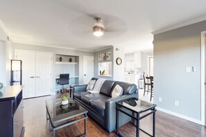 Smart TV, books - Golf-course-front condo near Old Town with two patios, WiFi, pool & hot tub (Scottsdale)