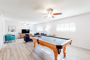 Smart TV - Dog-friendly house with retro feel, pool, fireplace & patio - snowbirds welcome (Scottsdale)