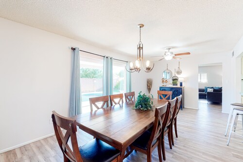 Dog-friendly house with retro feel, pool, fireplace & patio - snowbirds welcome