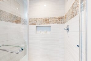 Shower, hair dryer, towels - Dog-friendly house with retro feel, pool, fireplace & patio - snowbirds welcome (Scottsdale)