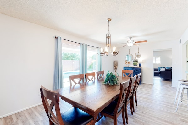 Dining - Dog-friendly house with retro feel, pool, fireplace & patio - snowbirds welcome (Scottsdale)
