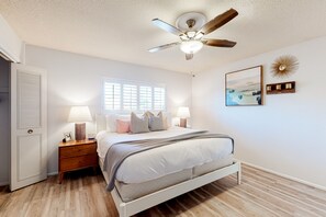 3 bedrooms, free WiFi, bed sheets - Dog-friendly house with retro feel, pool, fireplace & patio - snowbirds welcome (Scottsdale)