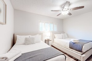 3 bedrooms, free WiFi, bed sheets - Dog-friendly house with retro feel, pool, fireplace & patio - snowbirds welcome (Scottsdale)