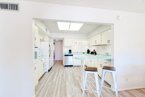 Fridge, microwave, oven, stovetop - Dog-friendly house with retro feel, pool, fireplace & patio - snowbirds welcome (Scottsdale)
