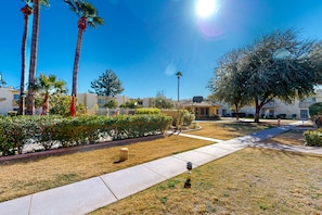 Property grounds - Sun-filled condo with a patio, central AC, pool & grill access - great location (Scottsdale)