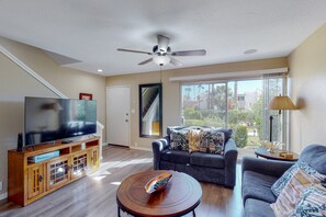 Smart TV - Sun-filled condo with a patio, central AC, pool & grill access - great location (Scottsdale)