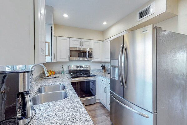 Fridge, microwave, oven, stovetop - Sun-filled condo with a patio, central AC, pool & grill access - great location (Scottsdale)