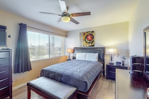 2 bedrooms, iron/ironing board, free WiFi, bed sheets - Sun-filled condo with a patio, central AC, pool & grill access - great location (Scottsdale)